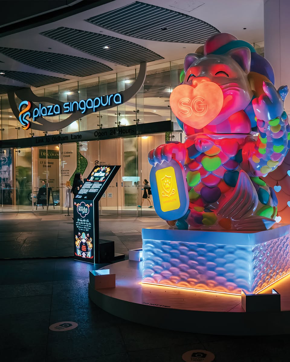 Fortune Merlion statue holding SG heart balloon at Plaza Singapura entrance