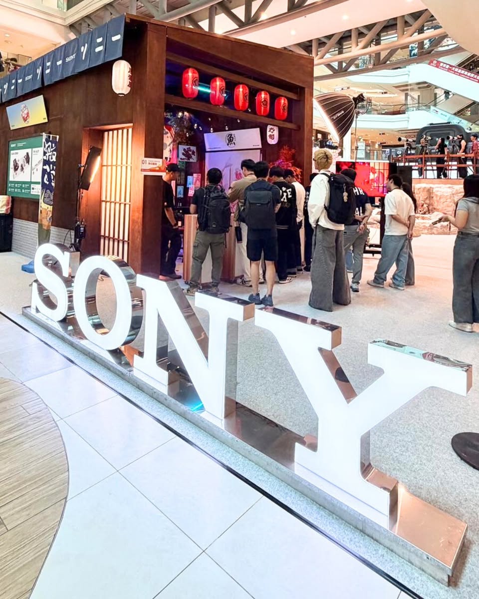 An expert leading a photography workshop at Sony Alpha Fest