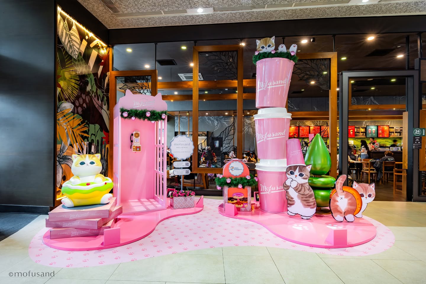 Mofusand characters enjoying holiday festivities