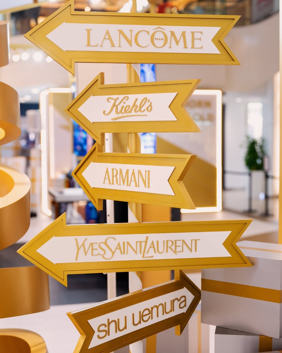 A beauty consultant assisting a guest at the L'Oréal Luxe event.