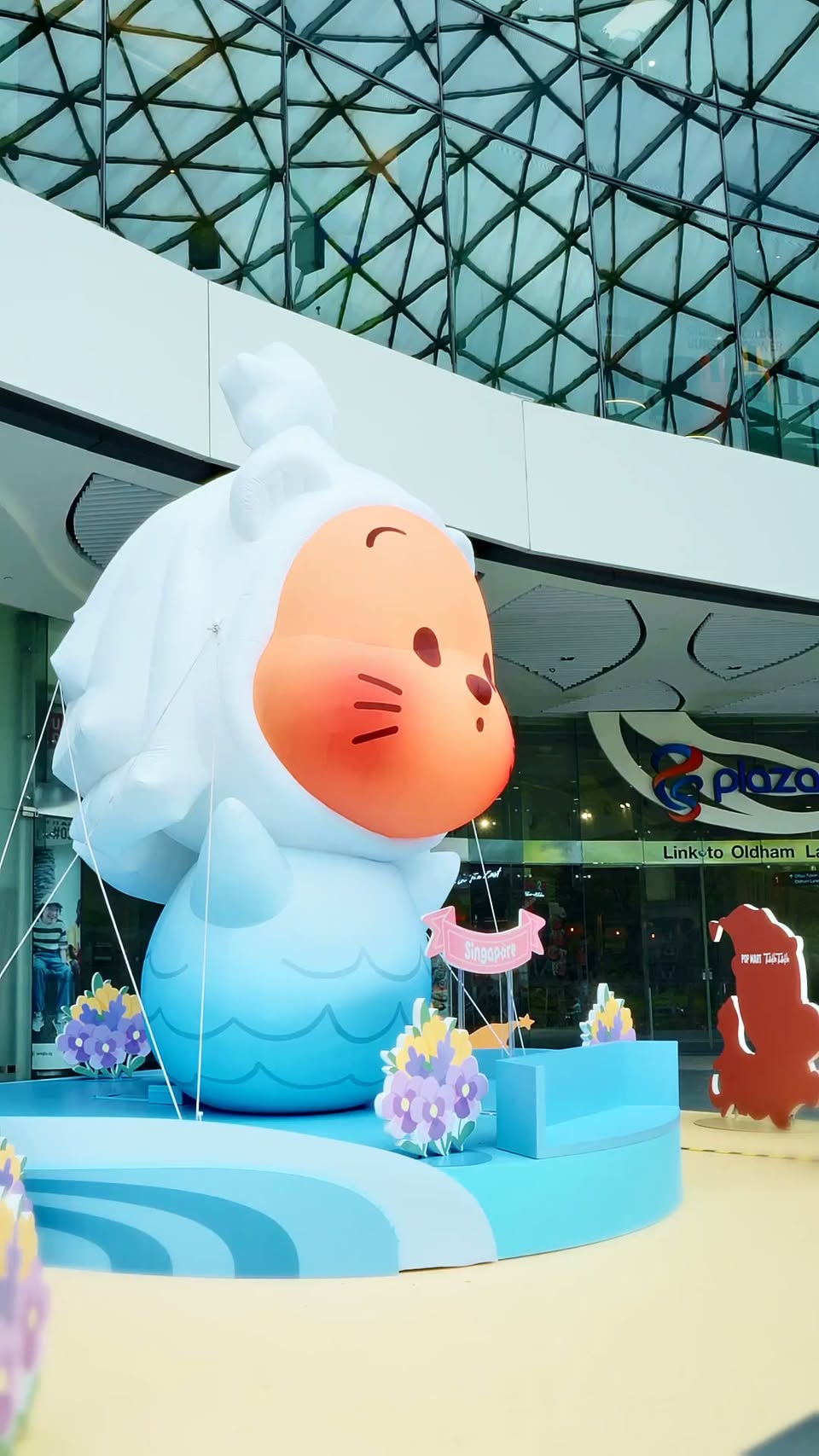 Twinkle Twinkle Merlion inflatable installation at Plaza Singapura Level 1 Outdoor Plaza